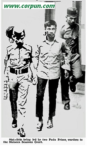 Mat Solo being led by two Pudu Prison warders